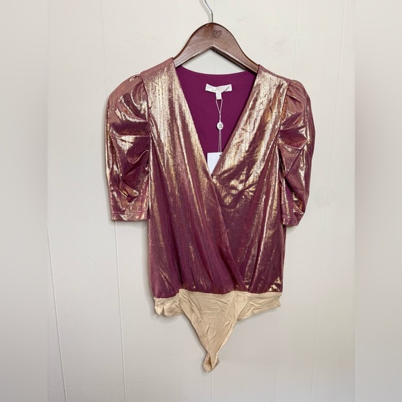 Wayf Emmi metallic purple gold puff sleeve shimmer bodysuit v neck size XS new - Picture 2 of 10